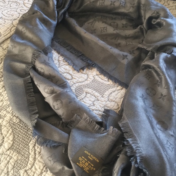 Louis Vuitton scarf - Picture 3 of 3